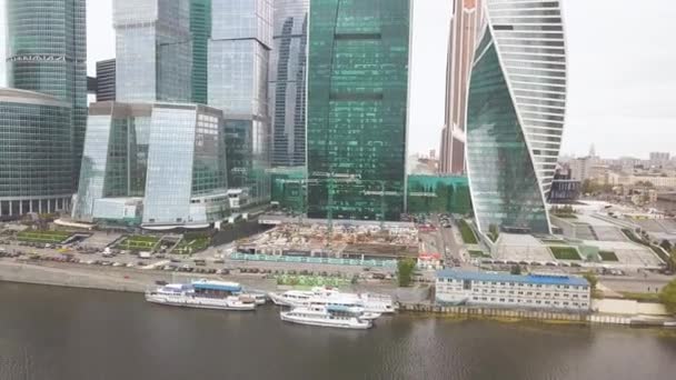 Moskau-Stadt. Clip. Russland. Grandiose Wolkenkratzer am Ufer in der Nähe des Moskauer Flusses. Der Evolutionsturm ist ein Meisterwerk der Architektur. Turmimperium haben die Quecksilber ein einzigartiges Design — Stockvideo