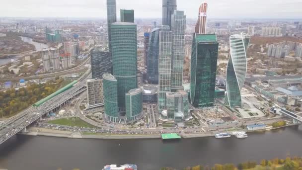 Μόσχα-πόλη. Κλιπ. Ρωσία. Μεγαλοπρεπή ουρανοξύστες στην προκυμαία κοντά στο ποτάμι της Μόσχας. Ο Πύργος του Evolution είναι ένα αριστούργημα της αρχιτεκτονικής. Πύργος Αυτοκρατορία, ο υδράργυρος έχουν μοναδικό σχεδιασμό — Αρχείο Βίντεο