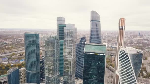 Blick auf moskva-city moscow international business center moskau, russland. Clip. Blick von oben auf das prachtvolle Geschäftszentrum-moskauer Stadt — Stockvideo