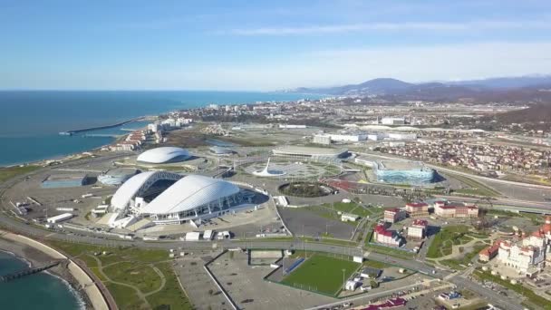 Bolshoy Ice Dome y Adler Arena Skating Center en Olympic Park en el distrito de Adlersky. Clip. Vista superior de los lugares olímpicos en Sochi — Vídeos de Stock