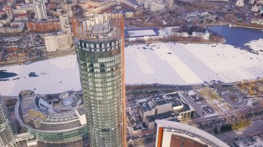 Üstten Görünüm bir gökdelen ve kış yaşayan. Küçük. Muhteşem şehir manzarası