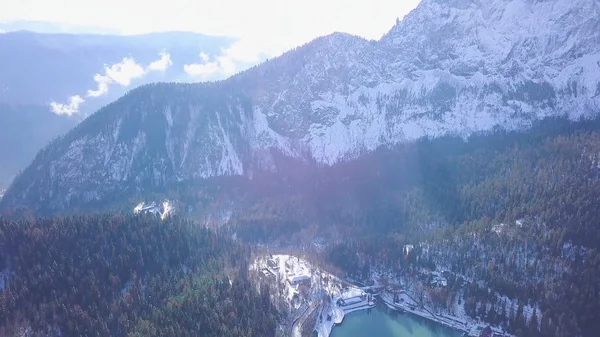 Panoráma a szép fehér téli csodaország táj a havas hegyi csúcsokkal. Klip. Kristály tiszta hegyi tóba egy meleg napsütéses napon a blue sky és clouds — Stock Fotó