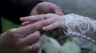 Gelin, damat ve alyans footages kümesi. 3 in 1. Gelinler parmağında alyans koyarak damat. evlilik çift elele. Alyans koyarak. Elinde yeni evliler