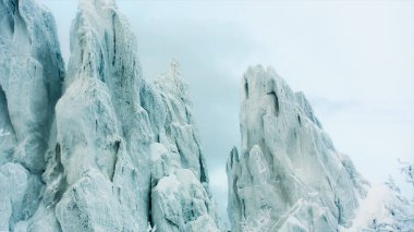 Karlı Rock ormanın içinde. Video. karlı Dağları ile kayalarda gökyüzü temizleyin. Karlı dağ taş katmanları katlanır