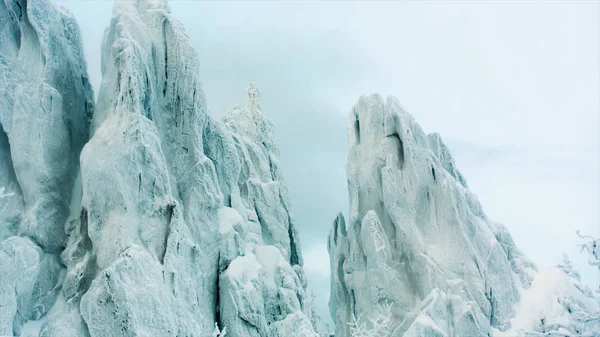 Roccia nevosa nella foresta. Un video. rocce innevate in montagna con cielo limpido. Montagna innevata con strati rocciosi pieghevoli — Foto Stock