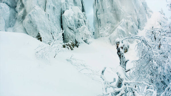 Снежная Скала в лесу. Видео. снежные скалы в горах с чистым небом. Снежная гора со слоями породы
