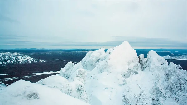 Great panorama view of the snowy massive mountain with mountain cliff. Landscape and gorgeous scene. Video. winter landscape in a mountain valley with snow. Mountains with snow and blue sky — Stock Photo, Image