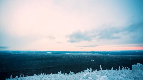 伟大的全景景观的雪山大山与山崖。景观和华丽的场面。视频.冬天风景在一个山谷与雪。白雪蓝天的高山 — 图库照片