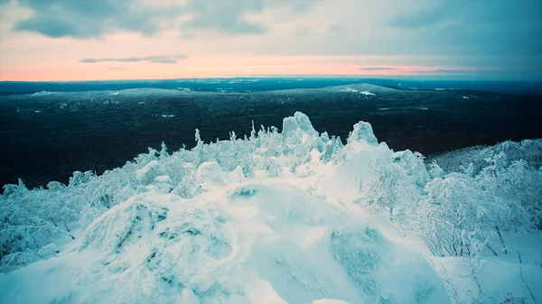 Grande vue panoramique sur la montagne massive enneigée avec falaise de montagne. Paysage et scène magnifique. Vidéo. paysage hivernal dans une vallée de montagne enneigée. Montagnes avec neige et ciel bleu — Photo