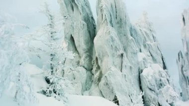 Karlı Rock ormanın içinde. Video. karlı Dağları ile kayalarda gökyüzü temizleyin. Karlı dağ taş katmanları katlanır