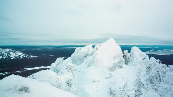 Gran vista panorámica de la montaña masiva nevada con acantilado de montaña. Paisaje y escena magnífica. Vídeo. paisaje invernal en un valle montañoso con nieve. Montañas con nieve y cielo azul — Vídeos de Stock