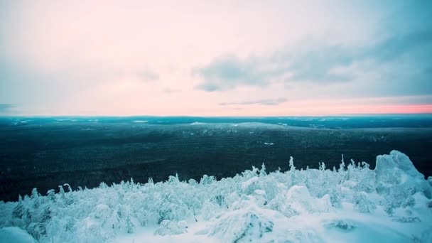 Εκπληκτική πανοραμική θέα από το χιονισμένο βουνό ογκώδες με ορεινό βράχο. Τοπίο και πανέμορφη σκηνή. Βίντεο. τοπίο σε μια κοιλάδα του βουνού με το χιόνι το χειμώνα. Βουνά με το χιόνι και το μπλε του ουρανού — Αρχείο Βίντεο