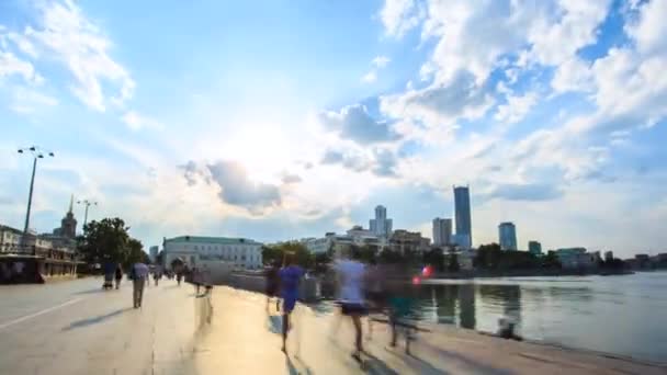 산책로, Yerkaterinburg, 러시아, 시간 경과 따라 걷고 있습니다. 비디오 하이퍼 경과입니다. 물가, 예카테린부르크 시에 일출입니다. 예카테린부르크 시, 러시아에 일출 — 비디오