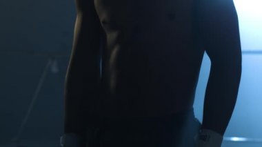 Adam yumruklarını Dövüşten önce esneme. Genç Tay boksör Close-Up kenevir halat fight veya eğitim önce sarılır eller