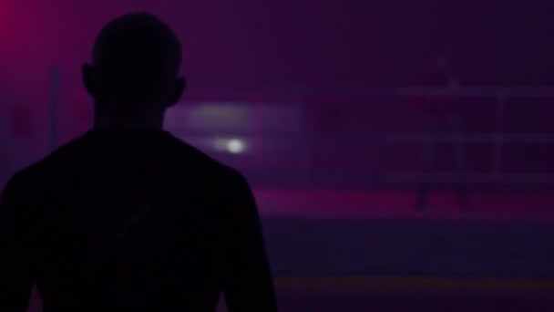 Νέος σπορ Ανδρικό εσώρουχο στέκεται κοντά τακτική εγκιβωτίζοντας δαχτυλίδι σε ένα γυμναστήριο. Οπίσθια όψη στον άνθρωπο κοντά στο ρινγκ του μποξ — Αρχείο Βίντεο
