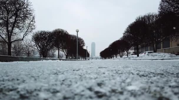 Wysoki poziom śnieg i śnieg burzę zimowej pogody Prognoza alert dzień w mieście. Szlak w Park city w zimie — Wideo stockowe