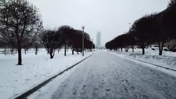 Wysoki poziom śnieg i śnieg burzę zimowej pogody Prognoza alert dzień w mieście. Widok z góry szlaku w Park city w zimie — Wideo stockowe