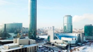 Kış yaşayan en iyi görünümü. Güzel güneşli bir günde büyük şehirde bir gökdelen ile kış