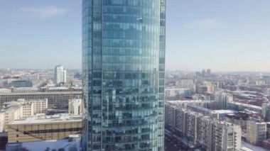 Üstten Görünüm bir gökdelen ve kış yaşayan. Güneşin muhteşem gökdelen