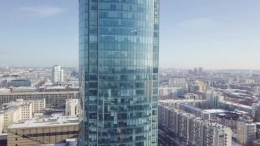 Üstten Görünüm bir gökdelen ve kış yaşayan. Güneşin muhteşem gökdelen