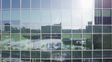 Windows arka bina ofis. Bina modern ofis binası Windows'da yansıtıyordu. Windows şehir manzarasını yansıtan Binası