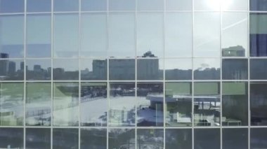Windows arka bina ofis. Bina modern ofis binası Windows'da yansıtıyordu. Windows şehir manzarasını yansıtan Binası
