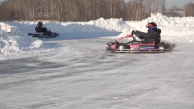 Kış sezonunun açılışı - ücretsiz açık otomobil fuarı - kar pistinde kış arabası. Kışın karting.