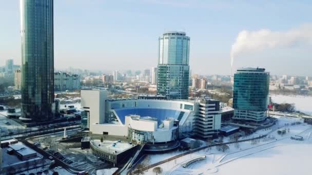 Jekaterinenburg stad, stad midden weergave, Ekaterinburg, Oeral. Bovenaanzicht van de moderne stad met wolkenkrabbers in de winter — Stockvideo