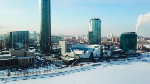 Vista superior de la ciudad moderna en invierno. Hermoso día soleado en la gran ciudad con un rascacielos en el invierno — Vídeos de Stock