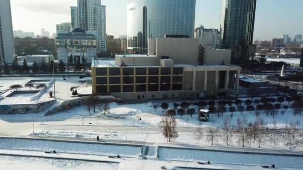 Jekaterinenburg stad, stad midden weergave, Ekaterinburg, Oeral. Bovenaanzicht van de moderne stad met wolkenkrabbers in de winter — Stockvideo
