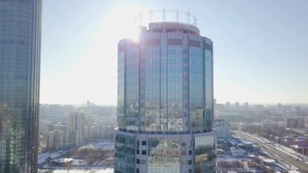 Verlichte gebouwen van de wolkenkrabbers van business complex Rusland. Wolkenkrabbers in winter Rusland — Stockvideo