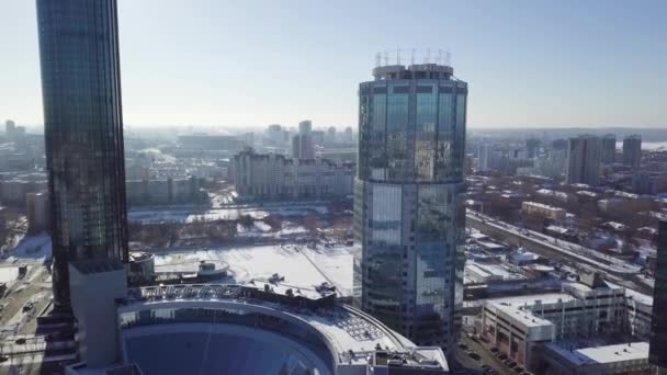 İş karmaşık Rusya'nın ışıklandırılmış gökdelenler binalar. Kış Rusya içinde gökdelenler — Stok video