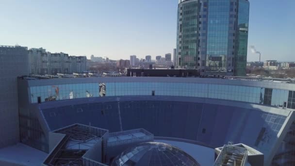 Vista superior del edificio con techo de cúpula. Marco en el techo de la estructura de la cúpula — Vídeos de Stock