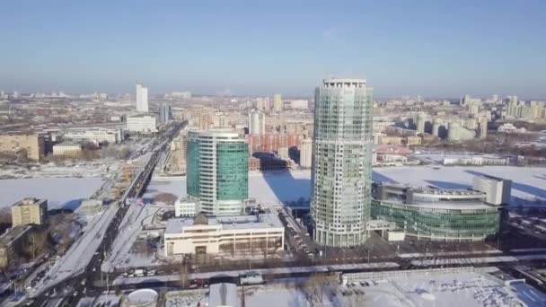 Panoramata, výškové kancelářské budovy a mrakodrapy v městě, letní zimní pohled v zimě shora. Pohled shora na moderní zimní město — Stock video