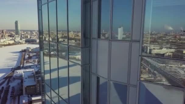 Primer plano edificio de cristal de rascacielos con nube, concepto de negocio de arquitectura. Reflejo de la ciudad en las ventanas de un rascacielos — Vídeo de stock