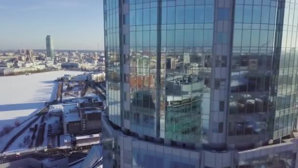 클로 우즈 업 클라우드, 비즈니스 아키텍처의 개념으로 고층 빌딩의 유리 건물 마천루의 창에서 시의 반사 — 비디오
