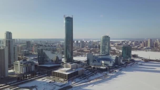 Verlichte gebouwen van de wolkenkrabbers van business complex Rusland. Wolkenkrabbers in winter Rusland — Stockvideo