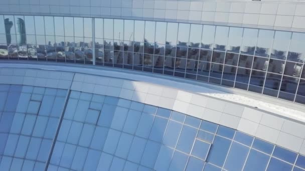 Edificio de oficinas ventanas fondo. Edificios reflejados en ventanas de edificios de oficinas modernos. Ventanas del edificio que reflejan las vistas de la ciudad — Vídeo de stock