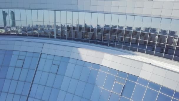 Kontorsbyggnad windows-bakgrund. Byggnader återspeglas i windows av modern kontorsbyggnad. Fönstren i byggnaden återspeglar utsikt över staden — Stockvideo