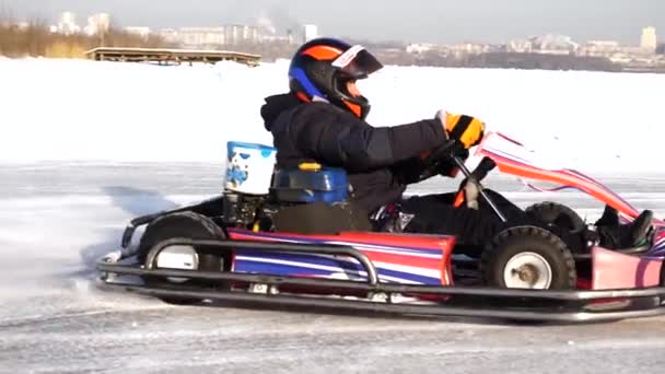 Kart racing op het bevroren meer. Winter kar. Een go kart te rijden in de winter — Stockvideo