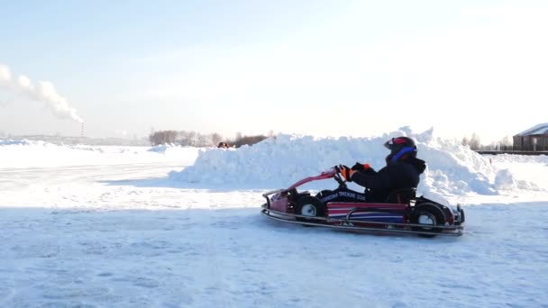 Картогонки по замерзшему озеру. Зимняя тележка. Катание на картинге зимой — стоковое видео