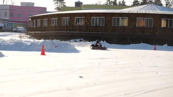 Corrida de kart no lago congelado. Carrinho de inverno. Montando um kart go no inverno — Vídeo de Stock