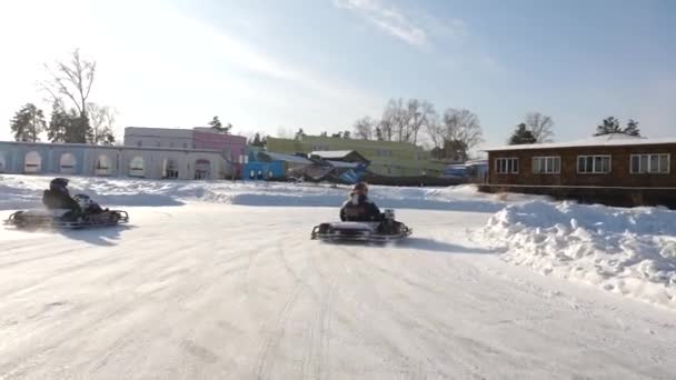 カート道の氷上レースの冬の大会。冬のゴーカート — ストック動画