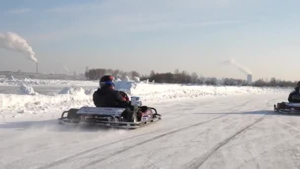 Competições de inverno de corridas de kart no gelo da estrada. Vá kart no inverno — Vídeo de Stock