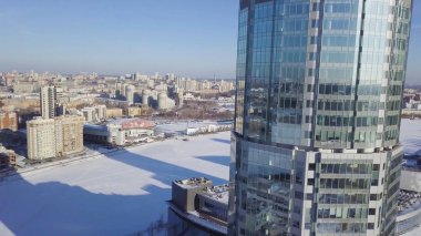 Closeup gökdelenler bulut, mimarisinin iş kavramı ile bardak bina. Şehrin bir gökdelen Windows yansıması