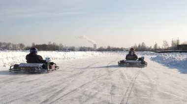 Kış yarışmaları kart yol buz üzerinde yarış. Kışın kart gitmek