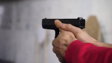 İçinde silah el mans. Silah yakın tutan adam. Bir adamın elinde siyah tabanca