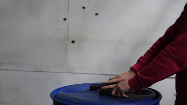 Bir adam Close-Up tutarak ve çekim mesafeden tabanca silah dergi yükleme eller