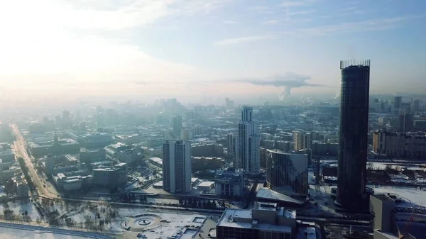 Město Jekatěrinburg, centrum města největší, pohled, Jekatěrinburg, Ural, Rusko. Pohled shora na moderní město s mrakodrapy v zimě — Stock fotografie