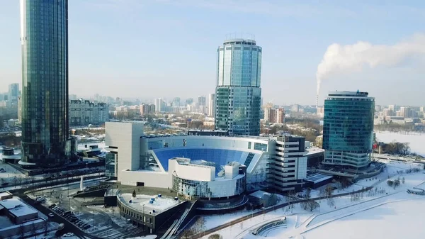 Jekaterinenburg stad, stad midden weergave, Ekaterinburg, Oeral. Bovenaanzicht van de moderne stad met wolkenkrabbers in de winter — Stockfoto